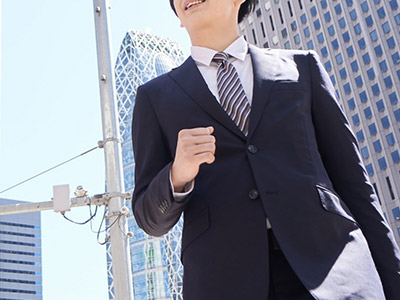 入社、スーツで出勤